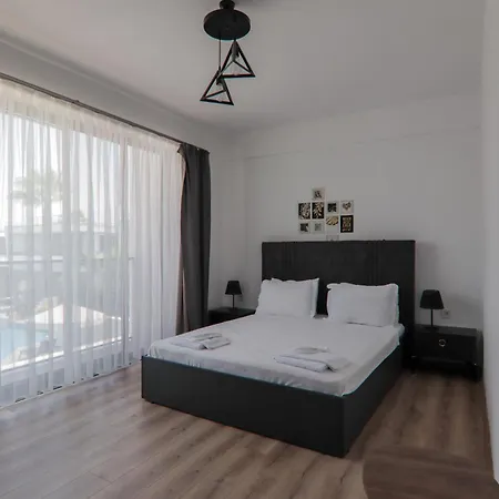 Mira Palace & 3* Side