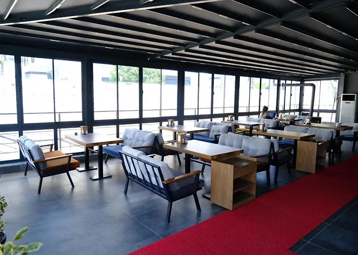 Mira Palace & 3* 시데