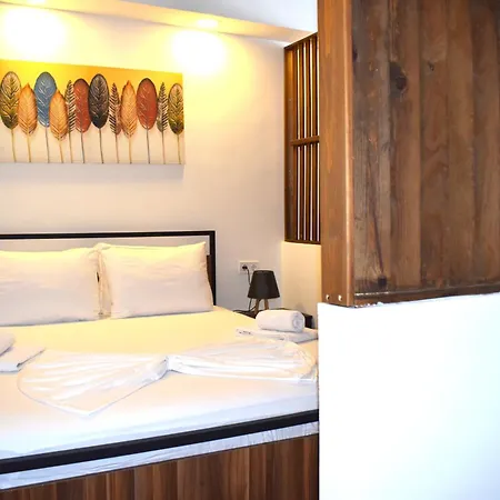 Mira Palace & Szálloda Side