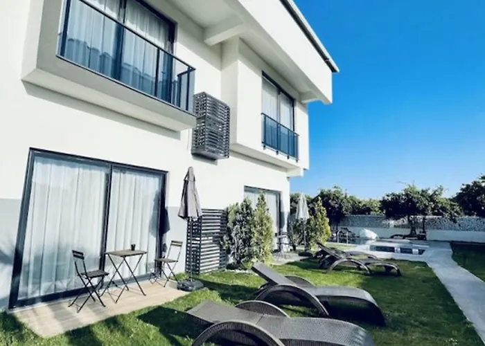 Mira Palace & 3* Side