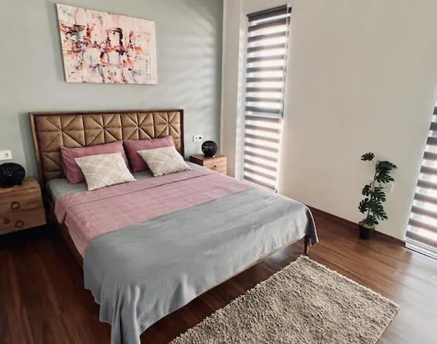 Mira Palace & Готель